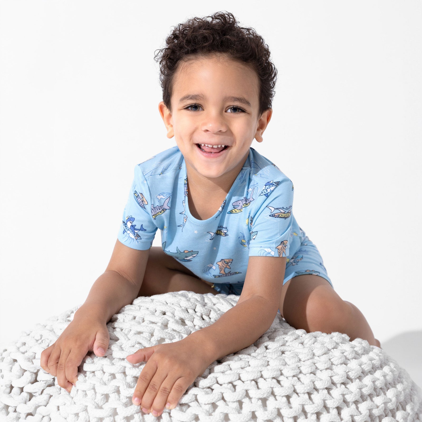 طقم بيجاما قصير للأطفال من الخيزران بتصميم مدرسة القرش