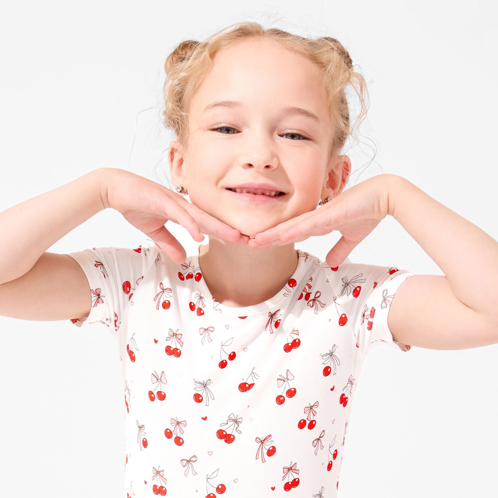 طقم بيجاما قصير للأطفال من الخيزران بتصميم الكرز على القمة