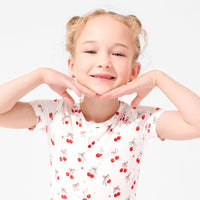 طقم بيجاما قصير للأطفال من الخيزران بتصميم الكرز على القمة