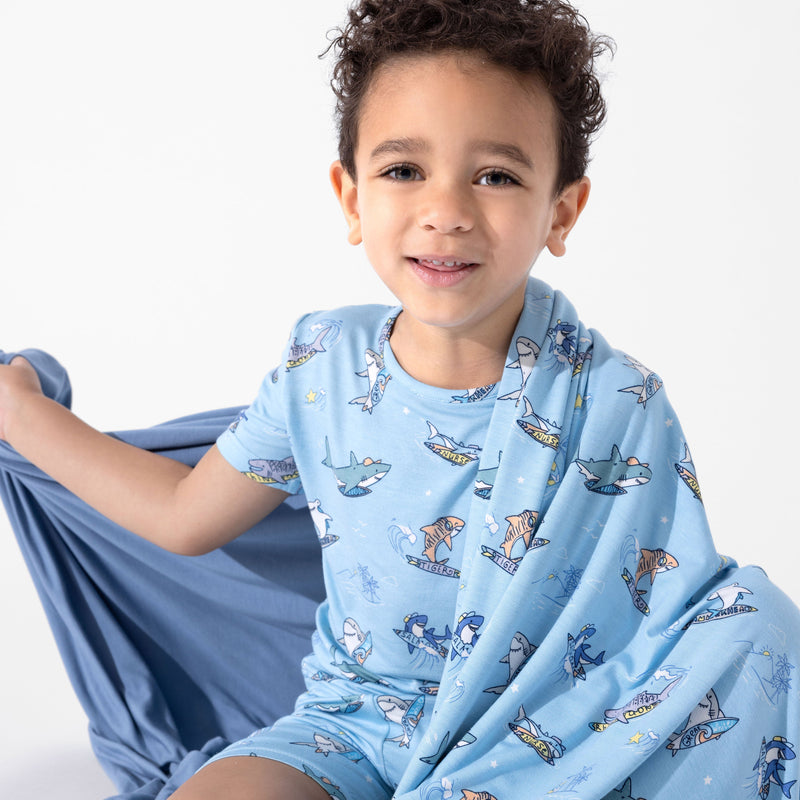 طقم بيجاما قصير للأطفال من الخيزران بتصميم مدرسة القرش