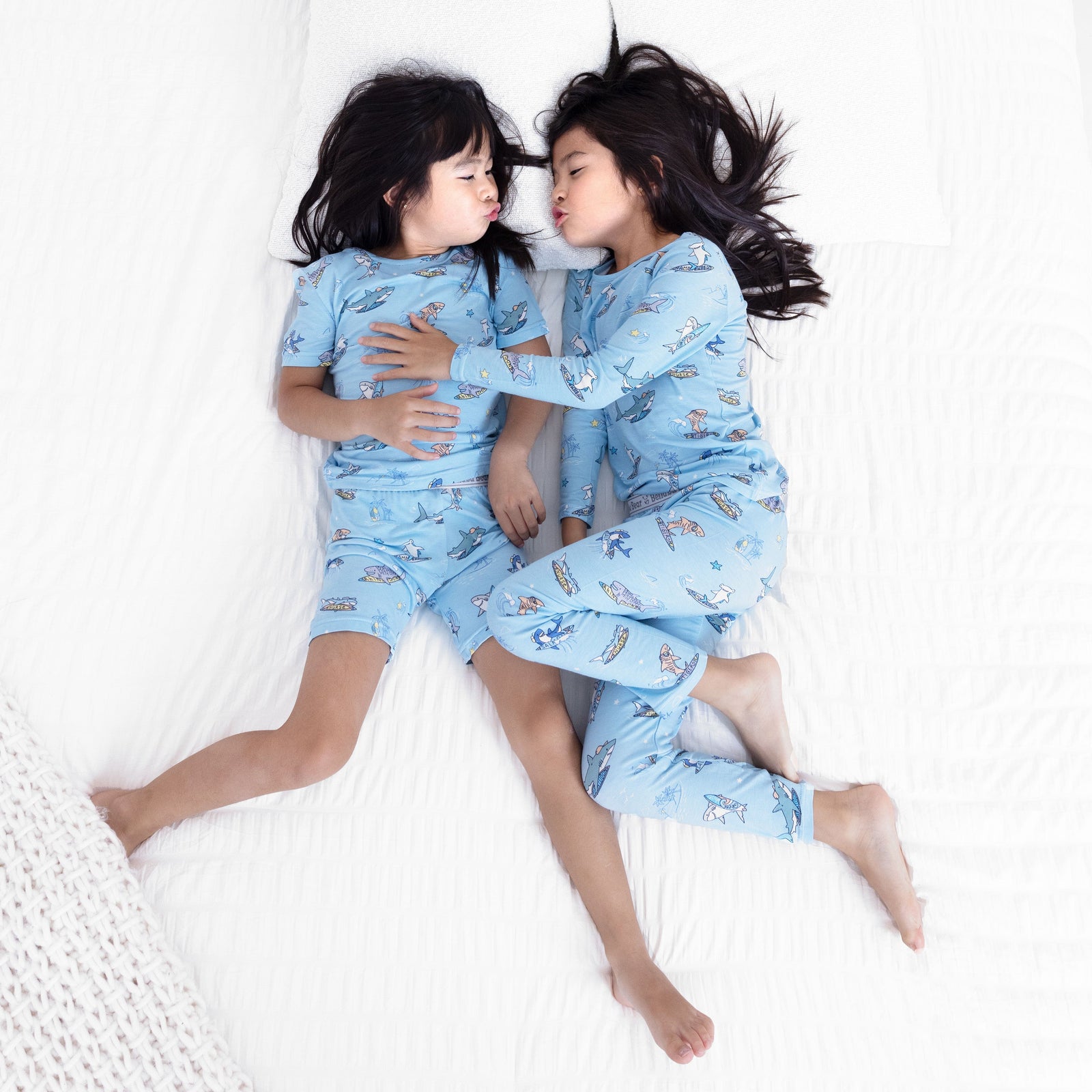 طقم بيجاما قصير للأطفال من الخيزران بتصميم مدرسة القرش